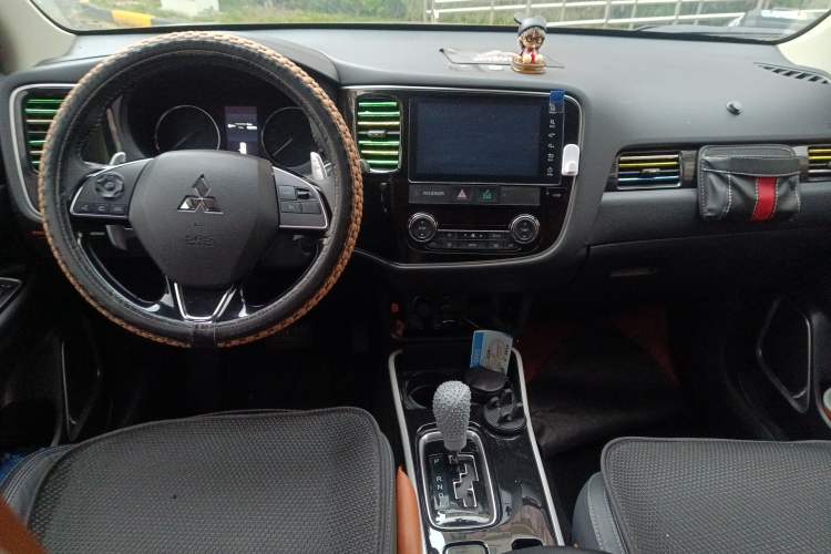 Used Mitsubishi Outlander 2019 2.4L 4x4 Zhi Xiang Edition 5 Seats China VI Standard Center Console