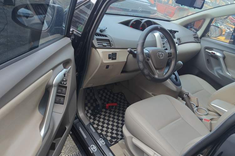 Used Toyota Verso 2014 Starlight 180E CVT Elite Edition