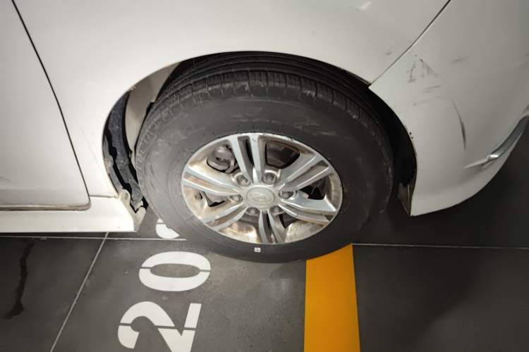 Used SAIC MAXUS G10 2018 PLUS 2.0T Automatic Elite Edition Right Front Wheel Hub