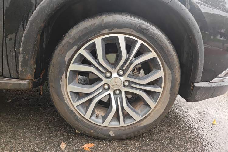 Used Mitsubishi Outlander 2018 2.0L Two-Wheel Drive Glory Edition 5 Seats Right Front Wheel Hub