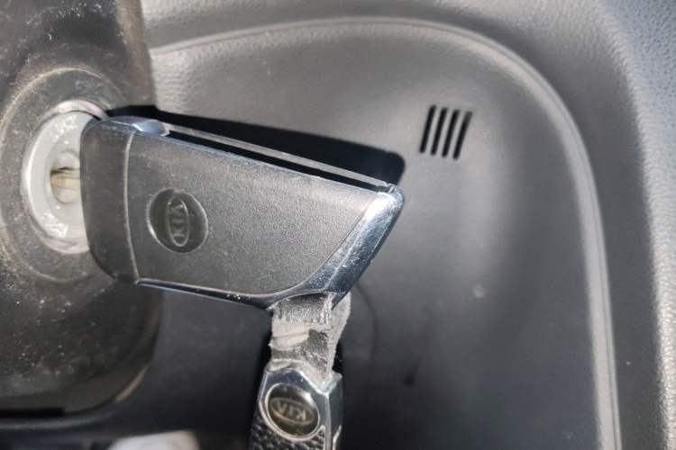 Used Kia Carens 2011 2.0L 7-Seater Automatic Standard Edition
