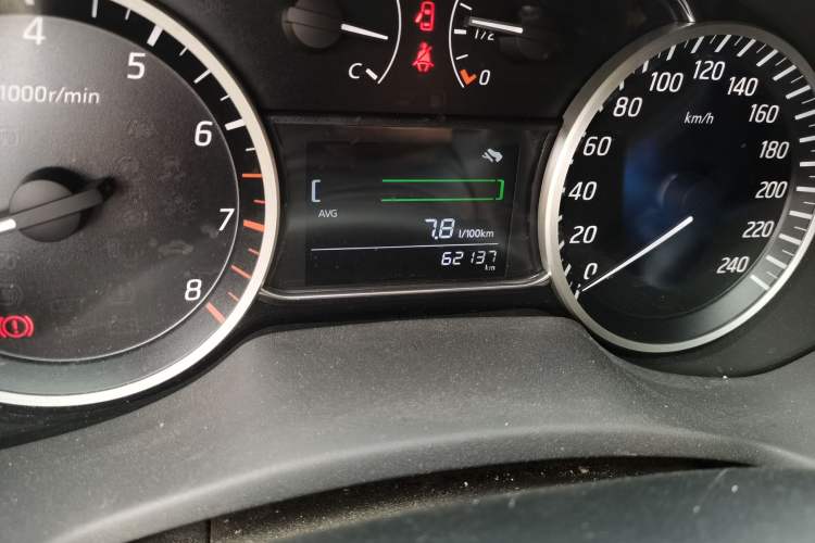 Used Nissan Sylphy 2016 1.6 XL Manual Luxury Edition Odometer Close Up