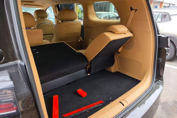 Used VOYAH Dream 2025 PHEV Four-Wheel-Drive Flagship Kunpeng Edition Trunk