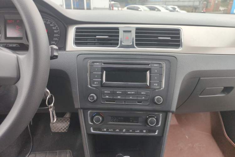 Used Volkswagen Santana 2015 1.6L Automatic Comfort Edition Audio And AC Panel