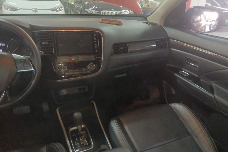 Used Mitsubishi Outlander 2019 2.0L Two-Wheel Drive Comfort Edition 7-Seater China VI Standard
