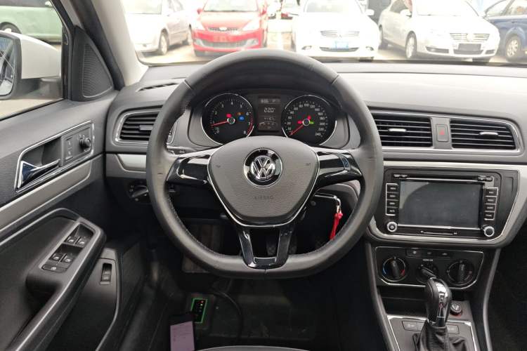 Used Volkswagen Lavida 2015 1.6L Automatic Comfort Edition
