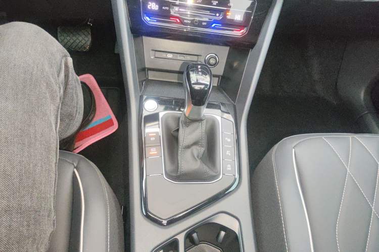 Used Volkswagen Tiguan L 2024 Outstanding Model 300TSI Automatic Two-Wheel Drive Longteng Edition Gear Lever