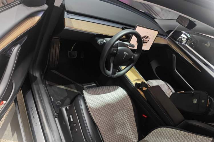 Used Tesla Model Y 2022 Long-Range All-Wheel-Drive Version