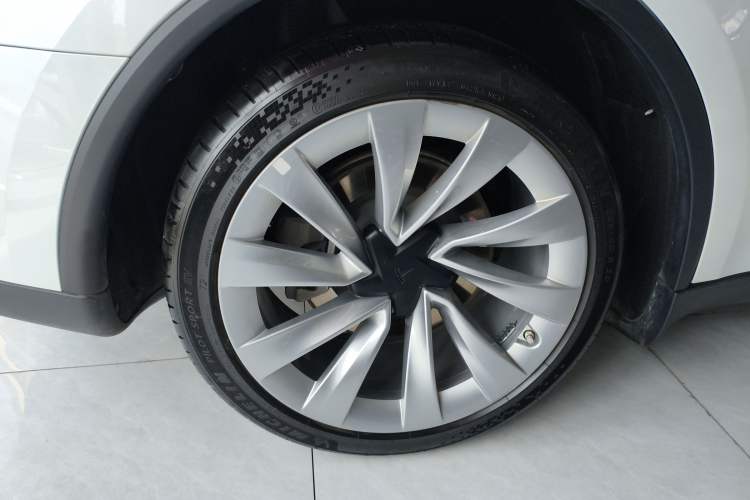 Used Tesla Model Y 2025 Rear-Wheel-Drive Version Right Rear Wheel Hub