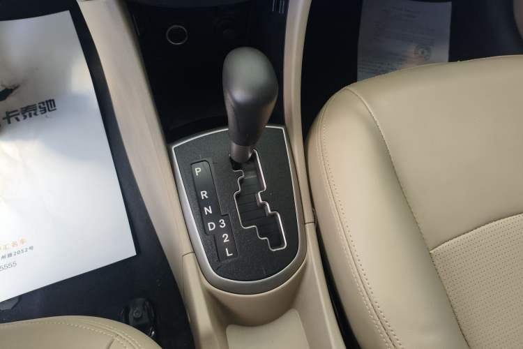 Used Hyundai Verna (older generation) 2016 1.4L Automatic Smart GLS Gear Lever