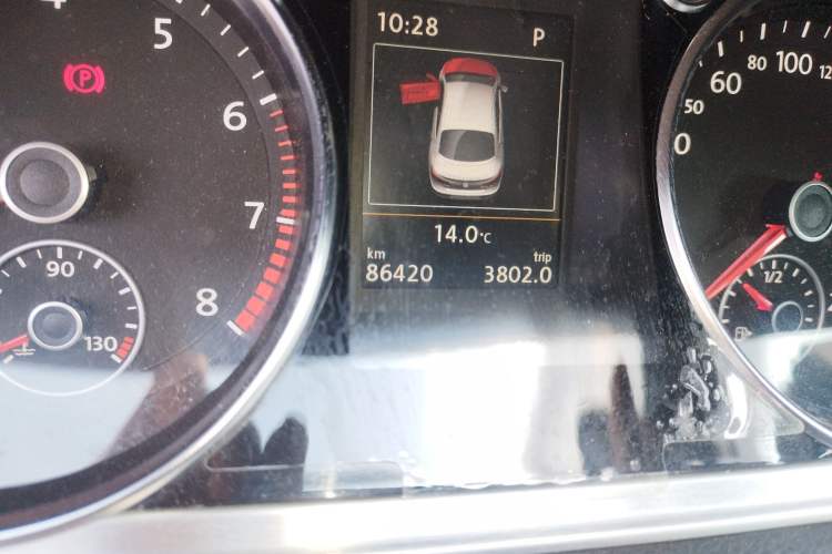 Used Volkswagen FAW-Volkswagen CC 2016 1.8TSI Prestige Model Odometer Close Up