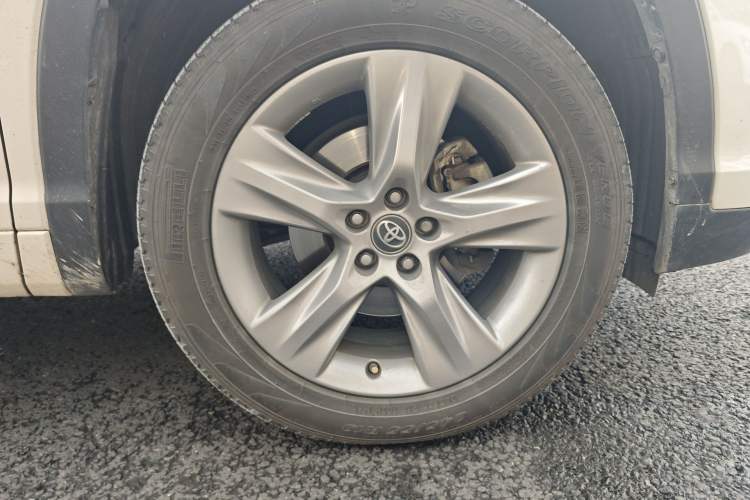 Used Toyota Highlander 2018 2.0T Four-Wheel Drive Luxury Version 7 Seats China VI Standard Right Front Wheel Hub