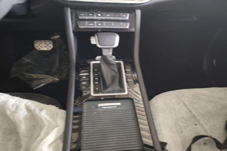 Used Sinotruk VGV U70 2021 1.5T Automatic Youyue Edition 7-Seater Gear Lever