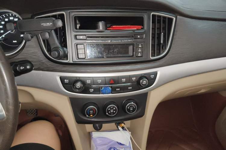 Used Baojun 730 2016 1.5L Manual Standard Version 7 Seats Audio And AC Panel