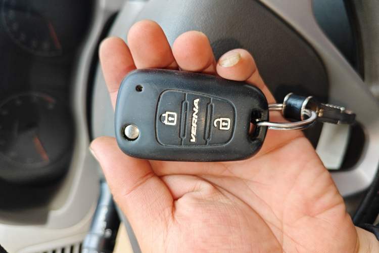 Used Hyundai Verna (older generation) 2010 Sedan 1.4L Manual Comfort GS Vehicle Key