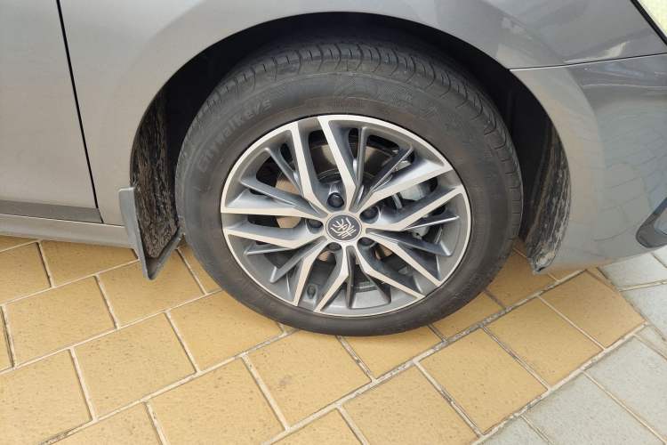 Used BYD Qin PLUS 2021 EV 500KM Luxury Model Right Front Wheel Hub