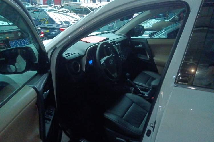 Used Toyota RAV4 2013 2.0L CVT Two-Wheel Drive Urban Edition Driver Seat