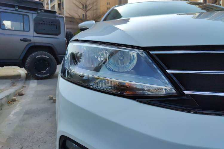 Used Volkswagen Sagitar 2018 1.6L Automatic Comfort Model Right Front Headlight