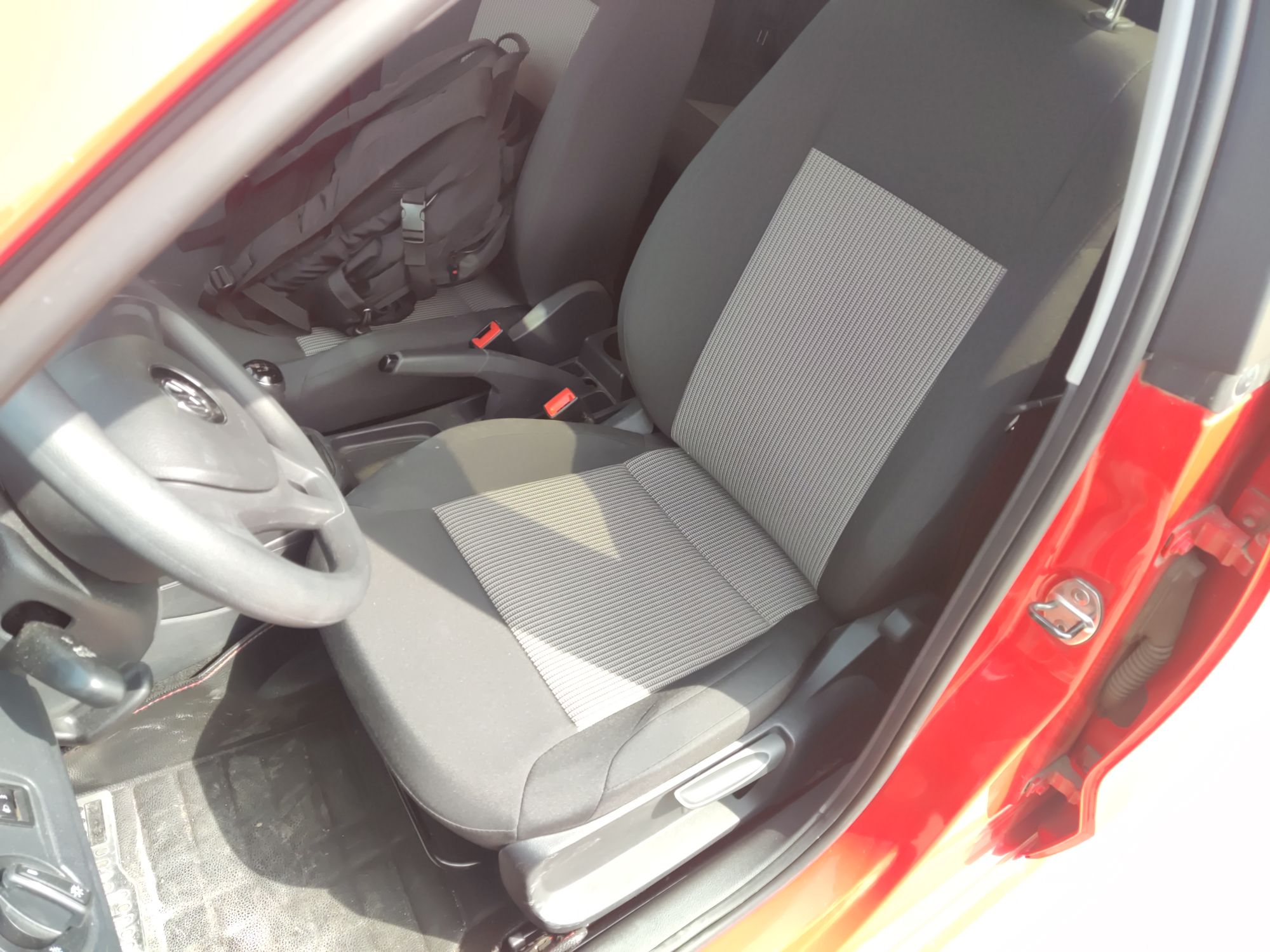 Переднее сиденье в автомобиле