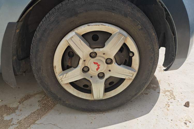 Used Wuling Hongguang 2013 1.5L Base Version Right Front Wheel Hub