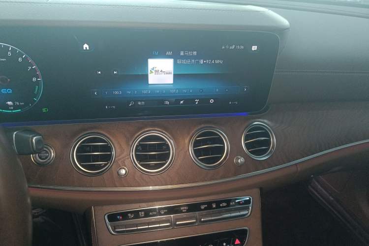 Used Mercedes-Benz E-Class New Energy 2022 Facelift E 350 e L Plug-in Hybrid Sedan Audio And AC Panel