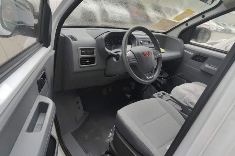 Used Wuling Yangguang 2025 Model 400km Bus Edition—Comfort Edition
