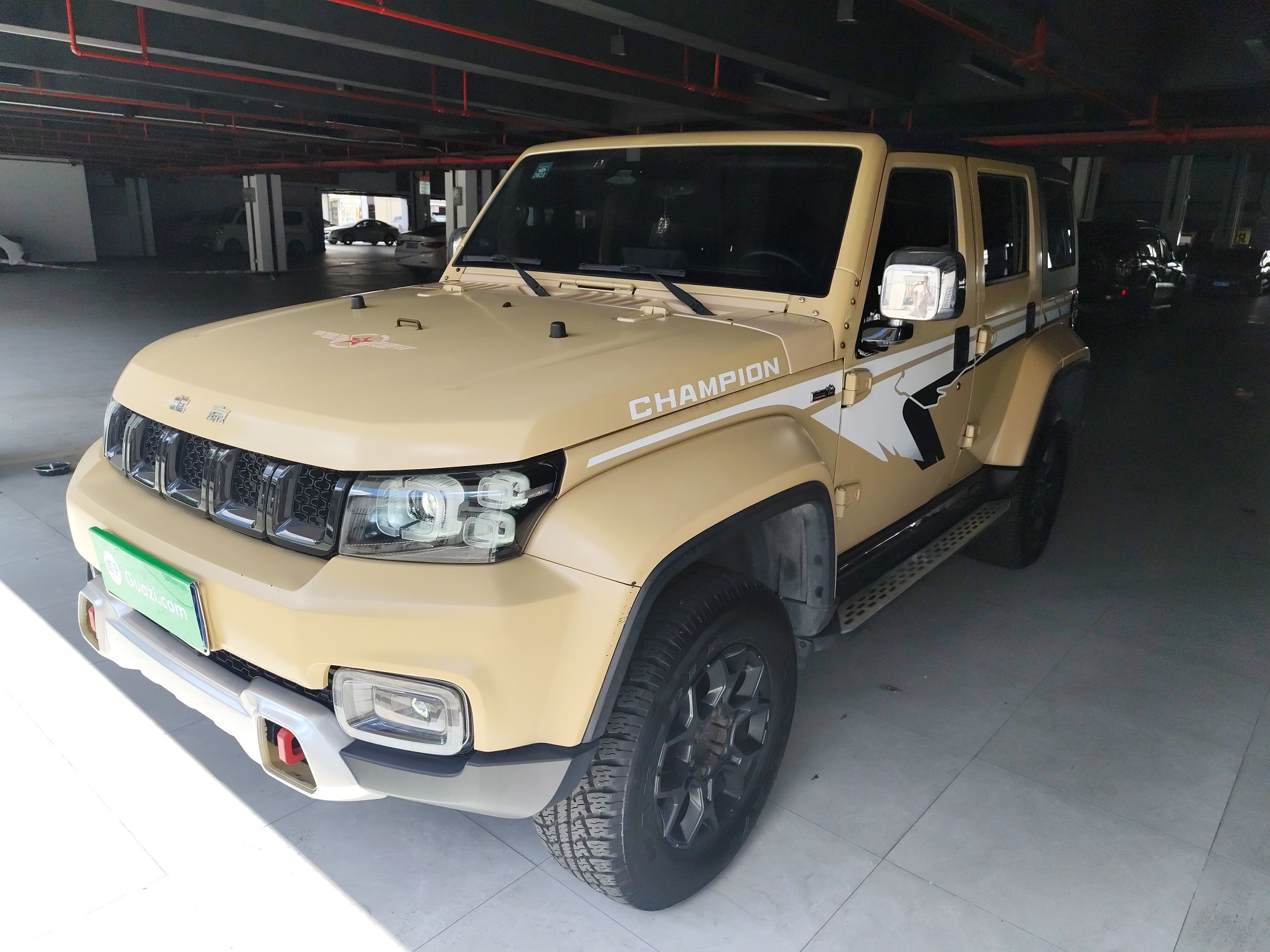 Под передней частью автомобиля