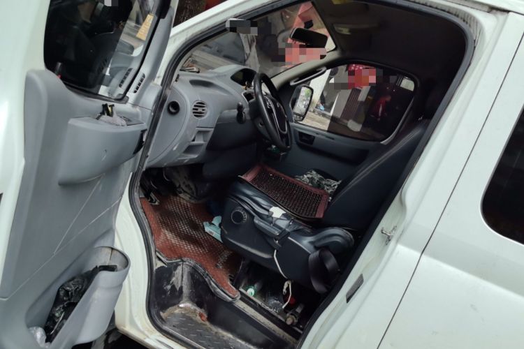 Used SAIC MAXUS Xintu V80 2019 2.5T Classic Model 6-Speed Manual – Aoyuntong Short Wheelbase Ultra-Low Roof 5/6 Seats Driver Seat