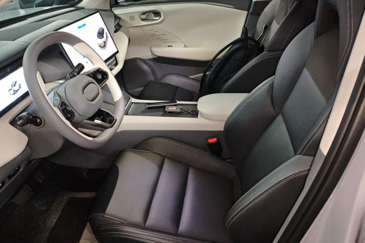 Used Lynk & Co 06 EM-P 2023 EM-P 56 Standard Range Pro Left Front Seat