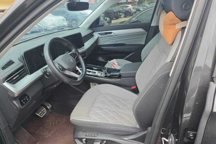 Used Volkswagen Tavendor 2024 380TSI All-Wheel-Drive R-Line Cruise Premium Edition Left Front Seat