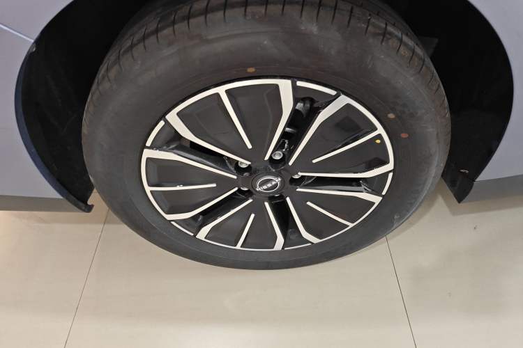 Used Nissan N6 2026 Model 180 Max Exterior 5