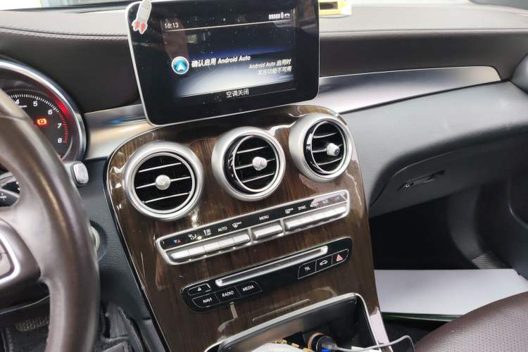 Used Mercedes-Benz GLC 2018 Facelift GLC 260 4MATIC Luxury Edition Audio And AC Panel