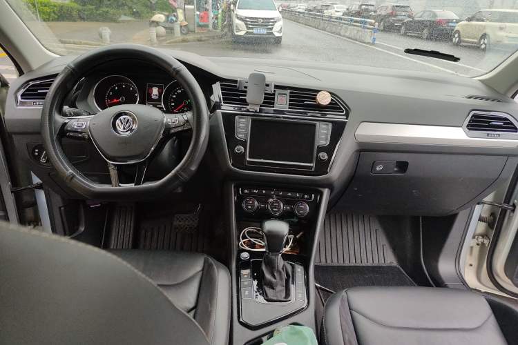 Used Volkswagen Tiguan L 2018 380TSI Automatic All-Wheel Drive Luxury Edition Center Console