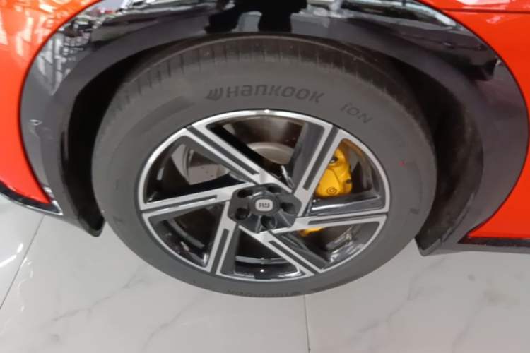 Used Xiaomi Auto YU7 2025 Ultra-Long Range High-Performance All-Wheel-Drive Max Edition Exterior 4