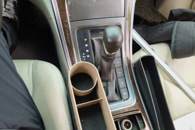 Used Roewe e950 2017 50T Hybrid Connected Executive Edition Gear Lever