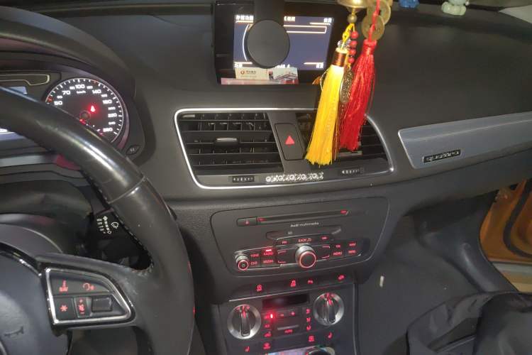 Used Audi Q3 2015 35 TFSI quattro Technology Edition Audio And AC Panel