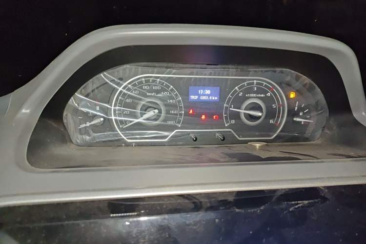 Used SAIC MAXUS Xintu V80 2023 2.0T Manual Classic Aoyuntong Power Version Short Wheelbase Mid-Height 5/6-Seater