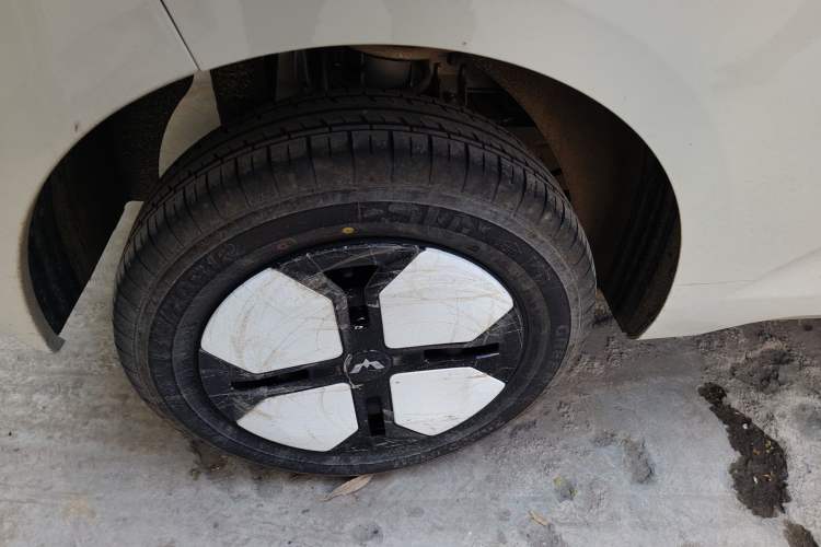 Used Wuling Hongguang MINIEV 2024 3rd Generation 215km Advanced Version Right Front Wheel Hub