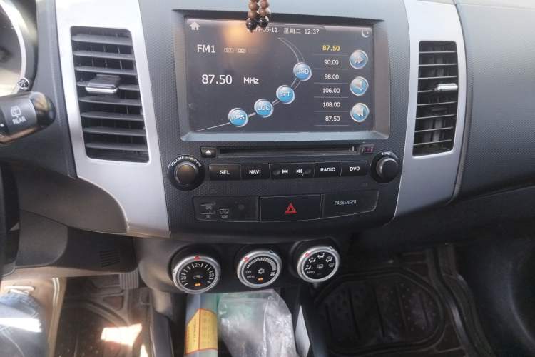 Used Mitsubishi Outlander 2010 Kijang 2.0 Sport Edition Audio And AC Panel