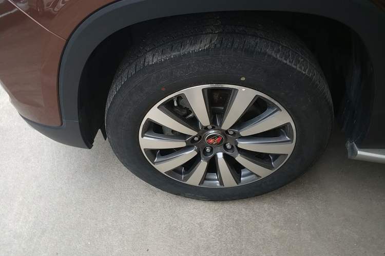 Used Roewe RX8 2018 30T Smart Connectivity Two-Wheel Drive Supreme Edition Left Front Wheel Hub