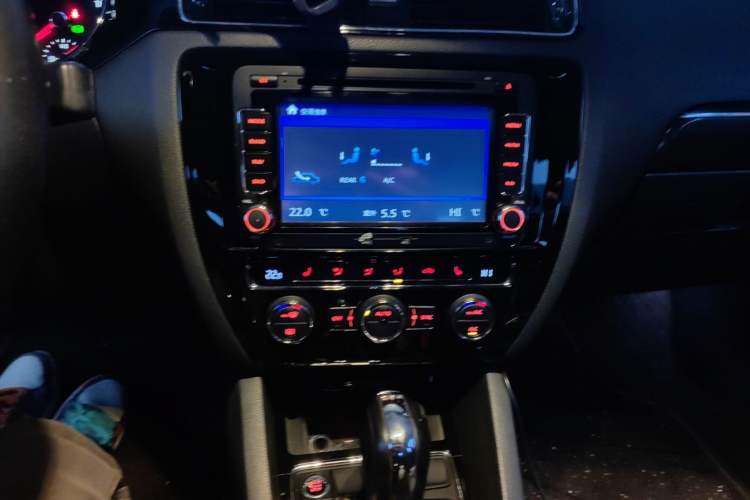 Used Volkswagen Sagitar 2015 230TSI Automatic Luxury Model Audio And AC Panel