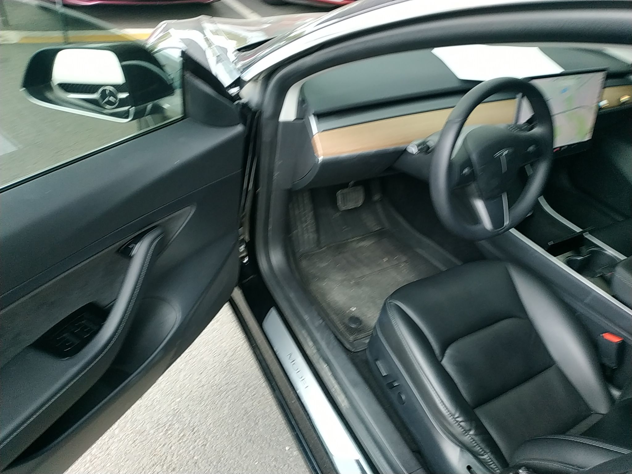 المقاعد الأمامية داخل السيارة