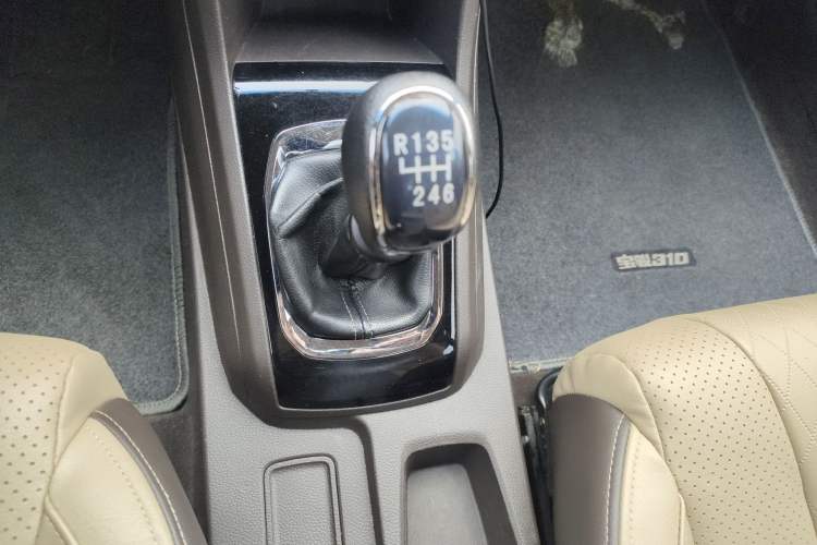 Used Baojun 310W 2017 1.5L Manual Fashion Model China V Gear Lever