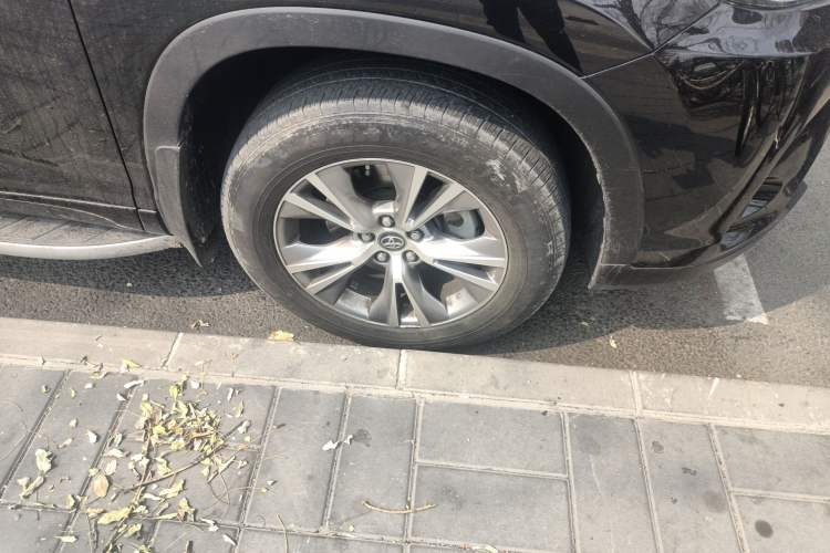 Used Toyota Highlander 2021 2.0T Four-Wheel Drive Elite Edition 7-Seater Right Front Wheel Hub