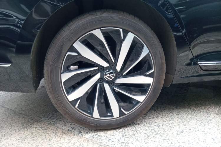 Used Volkswagen Passat 2024 380TSI Dragon Glory Edition Right Rear Wheel Hub