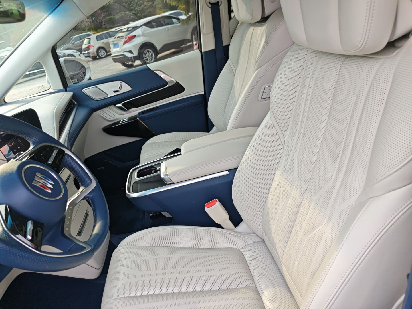 المقاعد الأمامية داخل السيارة