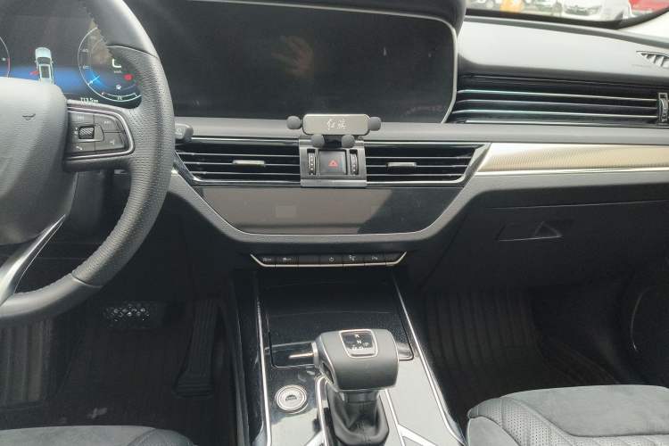 Used Hongqi HS5 2022 Facelifted Version 2.0T Smart Connect Flagship All-Wheel-Drive Edition Audio And AC Panel