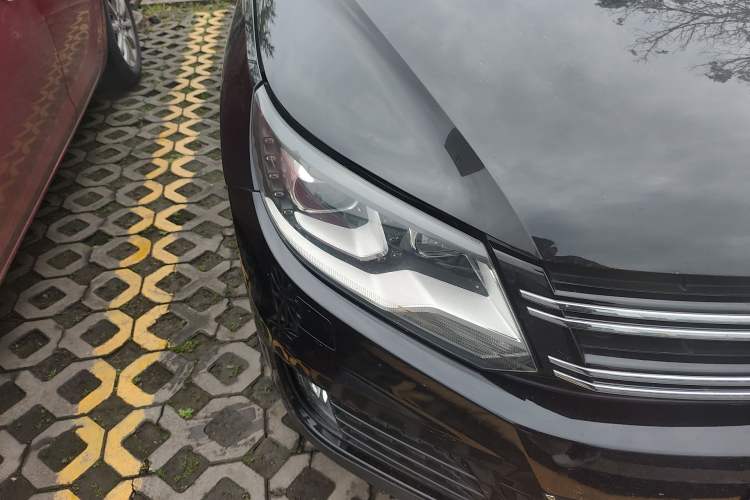 Used Volkswagen Tiguan 2015 2.0 TSI Automatic All-Wheel Drive Luxury Edition Right Front Headlight