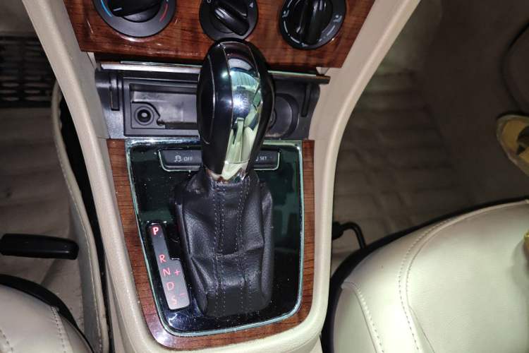 Used Volkswagen Lavida 2013 1.6L Automatic Comfort Edition Gear Lever