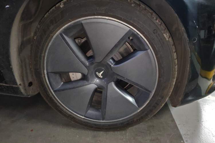 Used Tesla Model 3 2021 Standard Range Rear-Drive Upgraded Version Right Front Wheel Hub